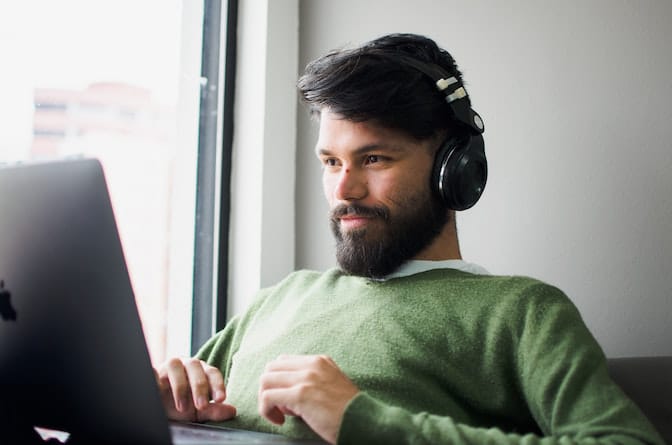 Ascoltare musica aiuta a concentrarsi sul lavoro